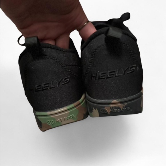 Heelys Black Sneakers with Green Camouflage and wheels - Picture 4 of 8